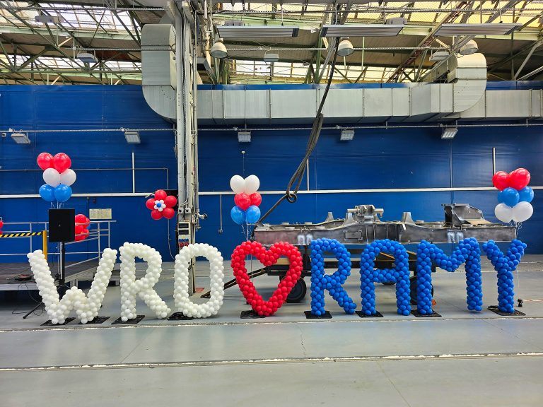 Napis zrobiony z balonów w wrocławskiej fabryce