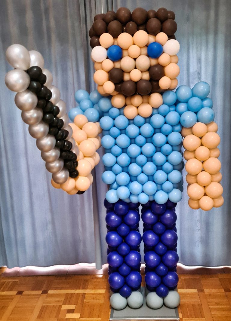 Ludzik Minecraft zrobiony z balonów