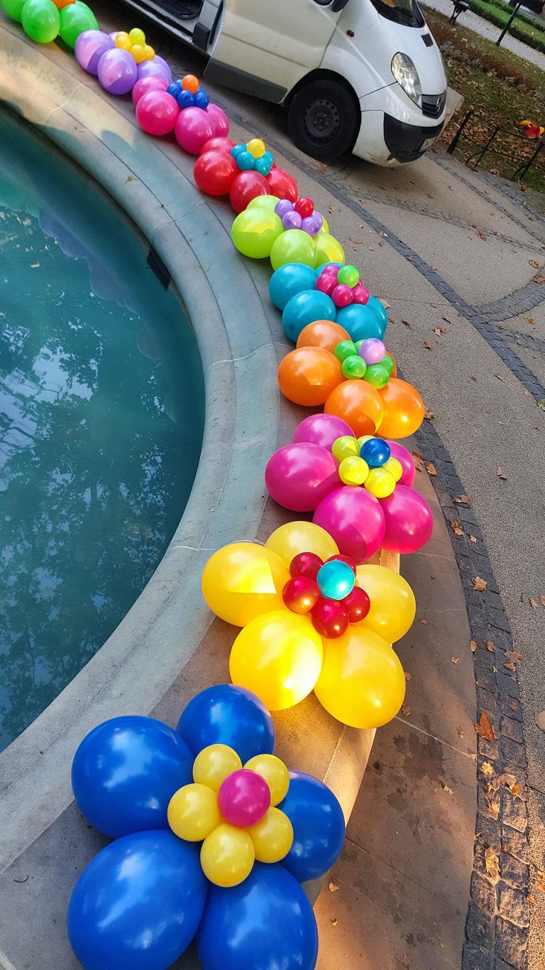 Balonowe kwiatki przygotowane do montażu na pikniku