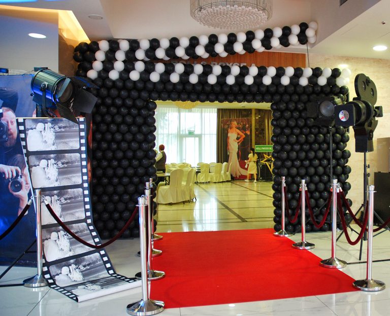 Zrobiony z balonó klaps filmowy jako dekoracja wejścia na imprezę firmową