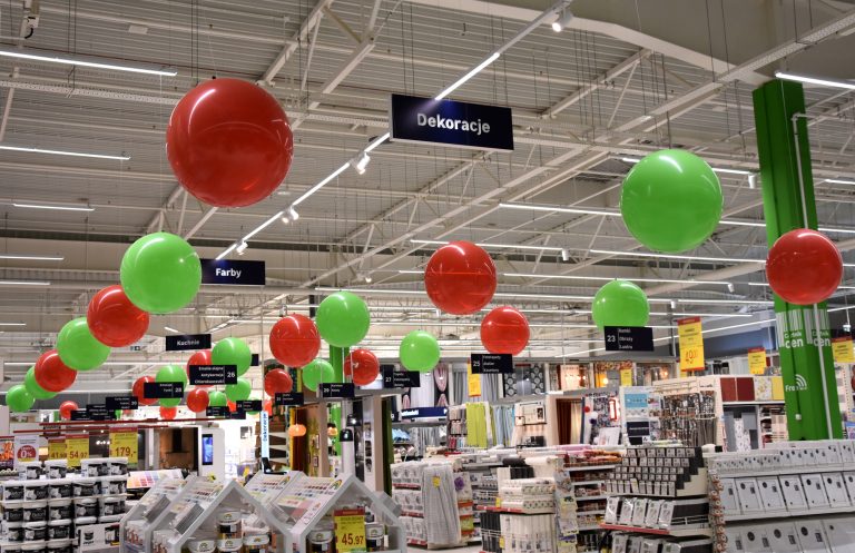 Balony giganty jako urodzinowa dekoracja sklepu Leroy Merlin