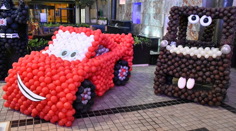 Bajkowe samochodziki wykonane z balonów