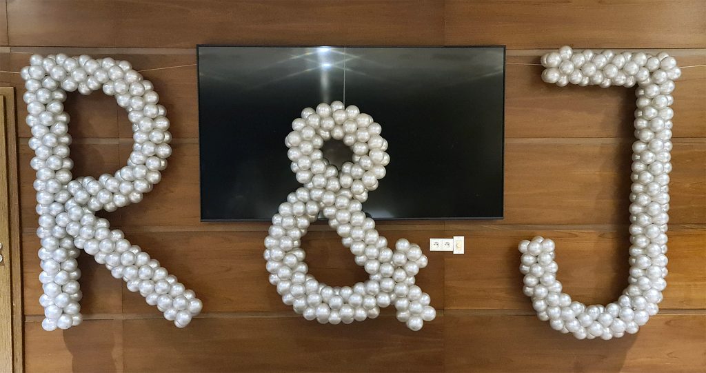Litery wyplecione z balonów w Hotelu