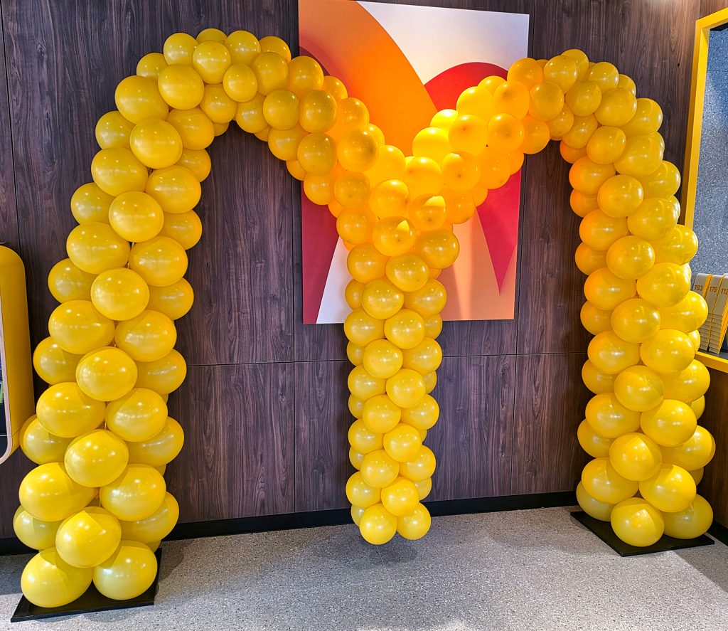 Logo McDonalda zrobione z balonów na otwarcie restauracji w Świdnicy