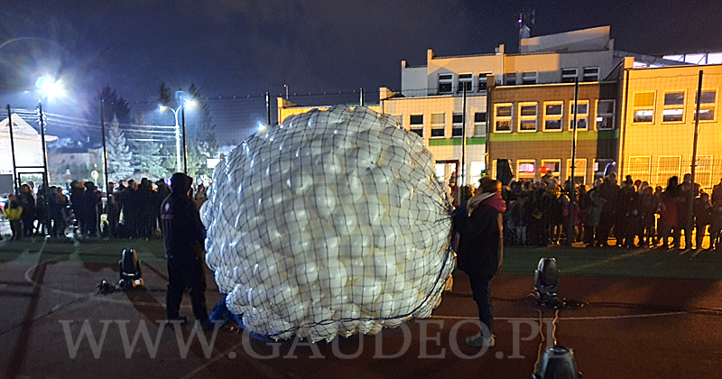 Wypuszczanie 600 balonów z helem w Kobyłce na 28 finał WOŚP