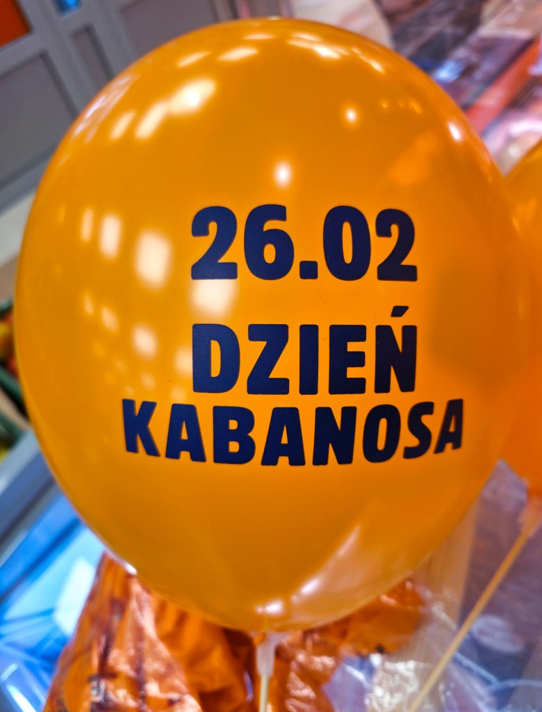 Dekoracje z balonów w sklepie firmowym Tarczyński z okazji 35 urodzin i Dnia Kabanosa