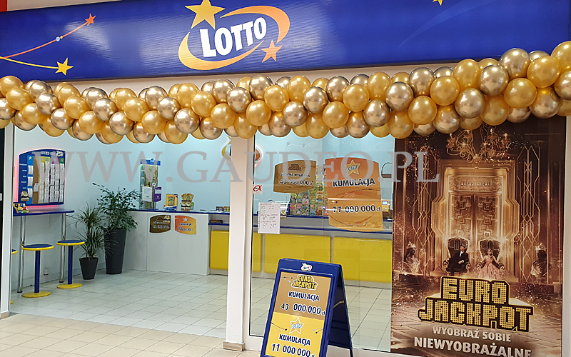 Girlandy balonowe przed punktami lotto w Głogowie