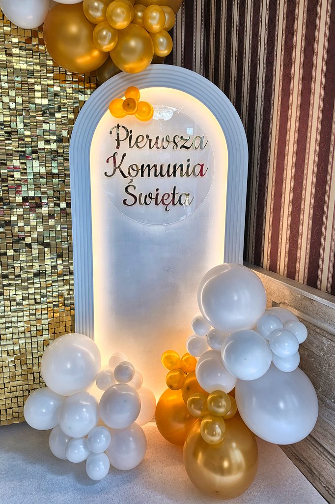 Ścianka zrobiona z balonów jako dekoracja na uroczystość z okazji Pierwszej Komunii Świętej