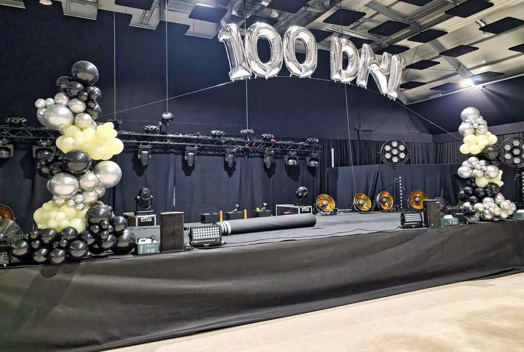 Dekoracja z świecących balonów helowych na Studniówkę V LO w Terminal Event Center we Wrocławiu