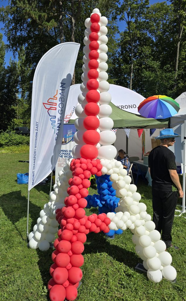Wieża Eiffla z balonów na stoisko firmowe w parku w Żarach