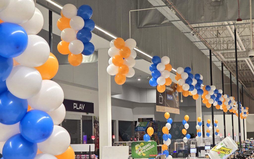 Dekoracje z balonów na pierwsze urodziny sklepu E.Leclerc w Jeleniej Górze