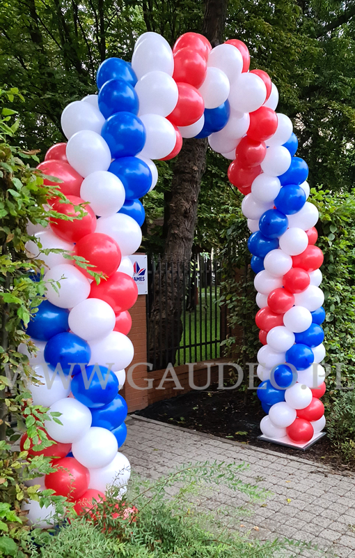 Bramy z balonów na przywitanie uczniów po wakacjach w jednej z warszawskich szkół