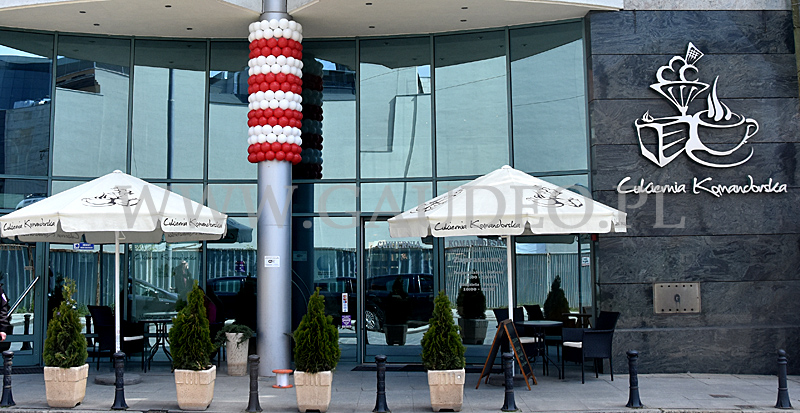 Filar opleciony balonami przed wrocławską cukiernią