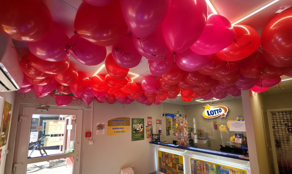 Balony z helem na Dzień Kobiet w salonikach Lotto