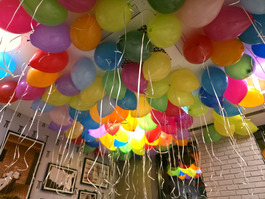 Kolorowe dekoracje z balonów dla KFC Tarnowskie Góry