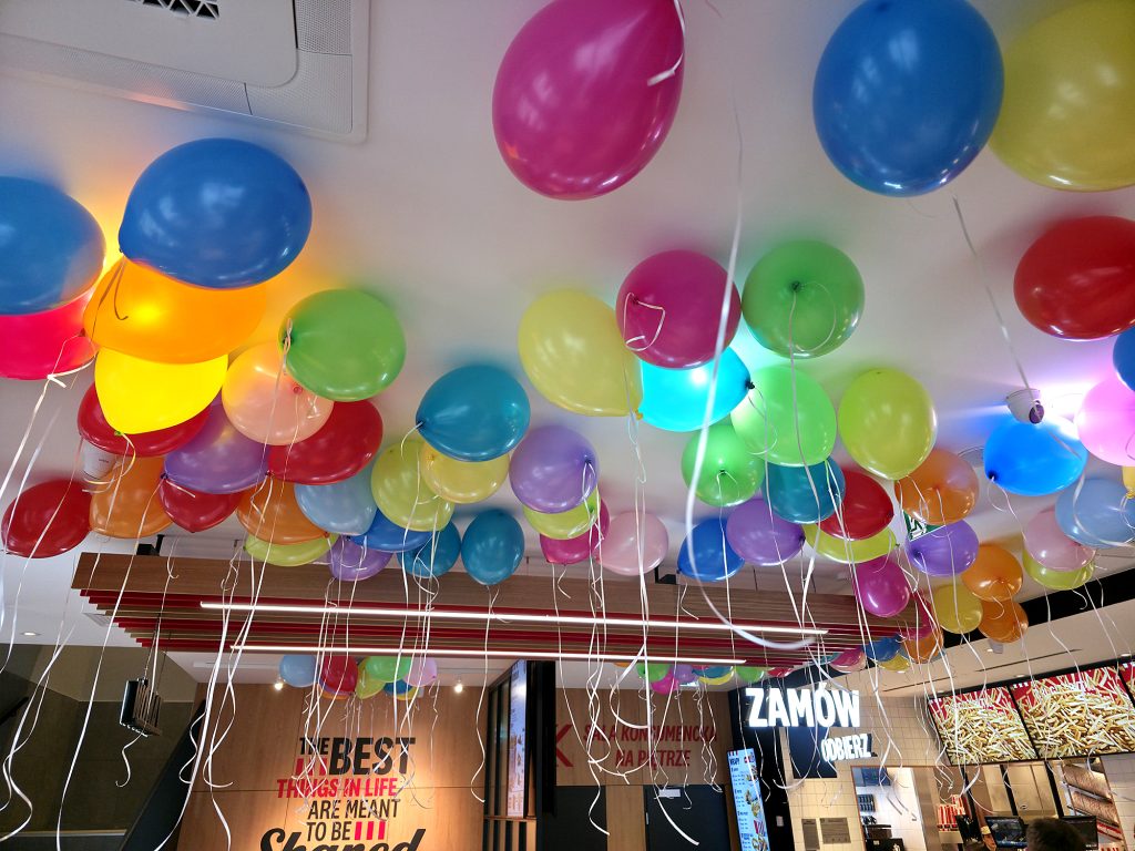 Dekoracje z balonów na otwarcie restauracji KFC w Łodzi