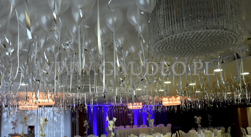 Balony z helem jako dekoracja sali konferencyjnej hotelu Haston na ślub