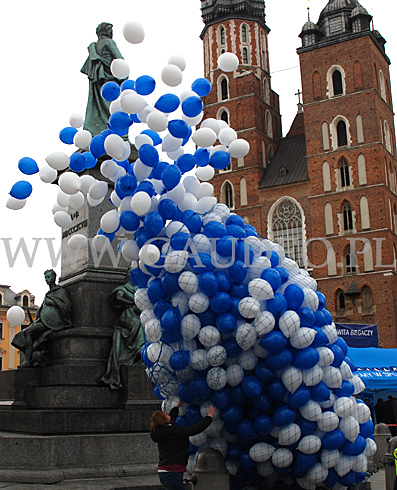 Wypuszczenie balonów z helem na Krakowskich Spotkaniach Biegowych