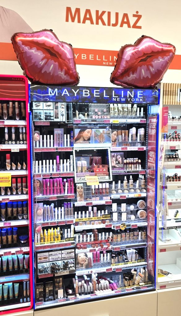 Kolumny z balonów jako promocja produktów Maybelline w drogerii Hebe