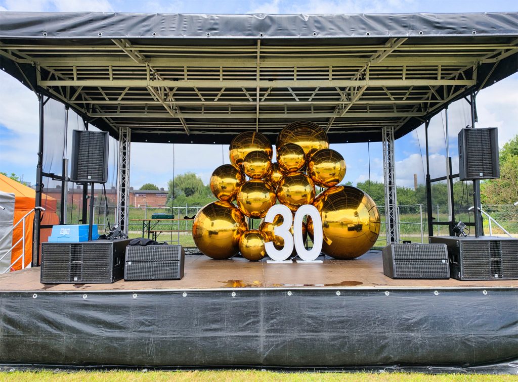 Balony lustrzane kule XXL jako dekoracje na firmowej imprezie urodzinowej