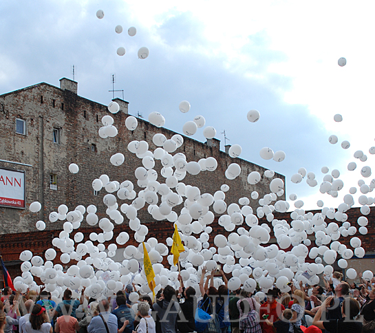 Zrzucanie balonów z nadrukiem w Warszawie