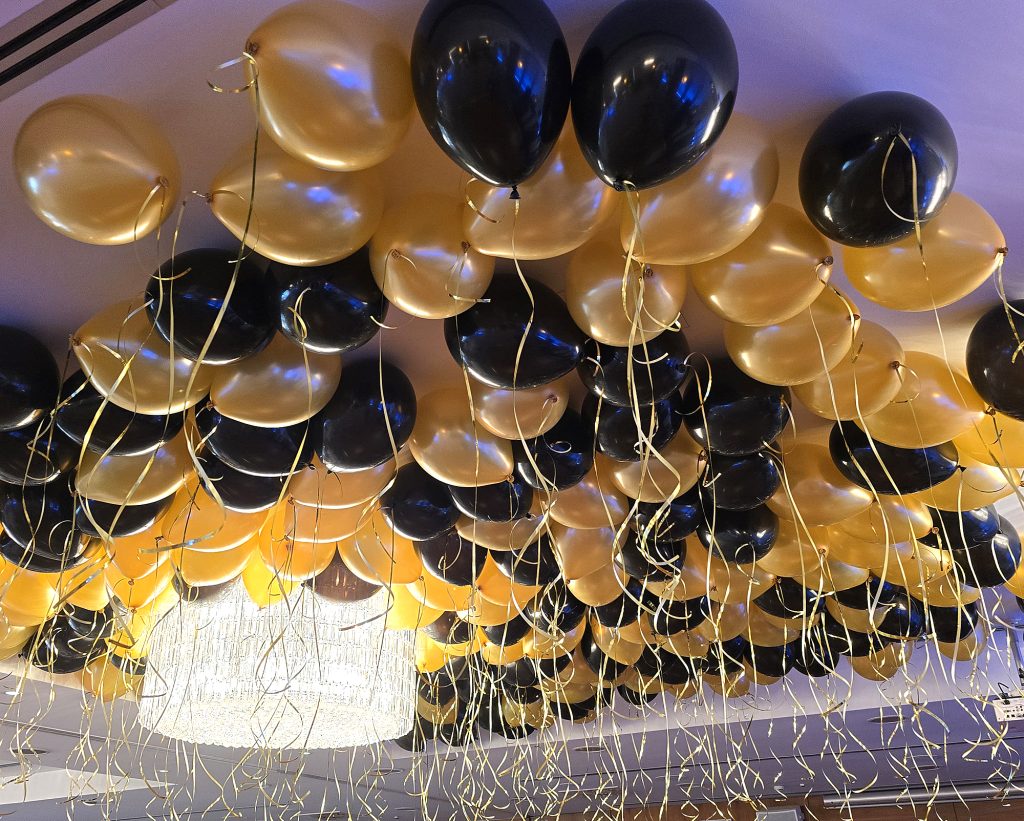 Balony z helem jako dekoracja na imprezę urodzinową