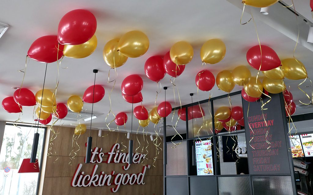 Dekoracja z balonów na otwarcie restauracji KFC W Starogardzie Gdańskim