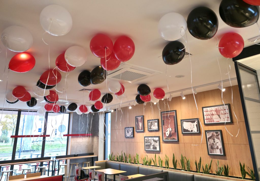 Dekoracja z balonów na otwarcie restauracji KFC w Ciechanowie