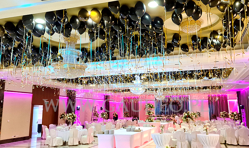 Balony z helem pod sufitem w Hotelu Haston