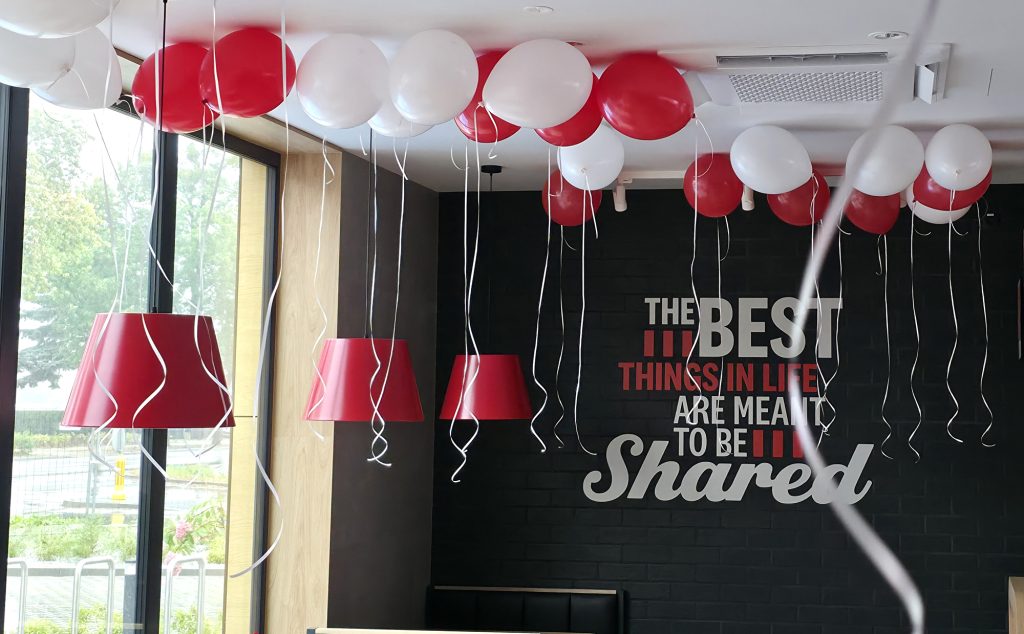 Dekoracja z balonów na otwarcie restauracji KFC w Żyrardowie