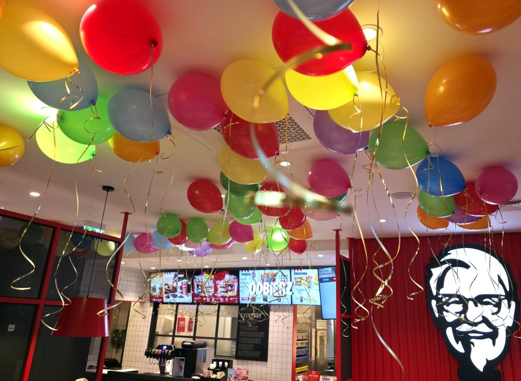 Dekoracje z balonów na otwarcie restauracji KFC w Nowej Soli
