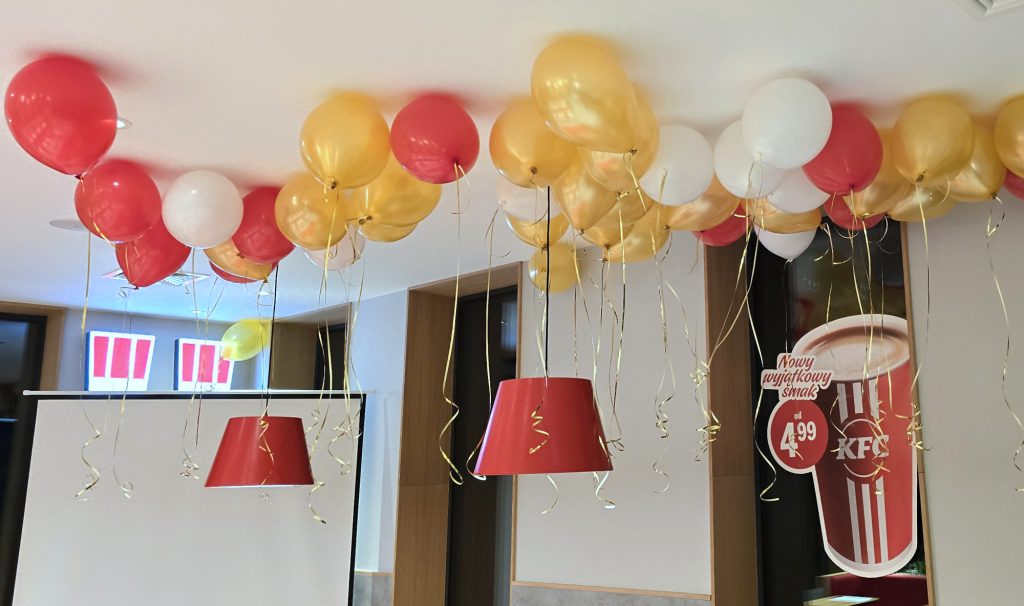 Dekoracja z balonów w restauracji KFC w Warszawie