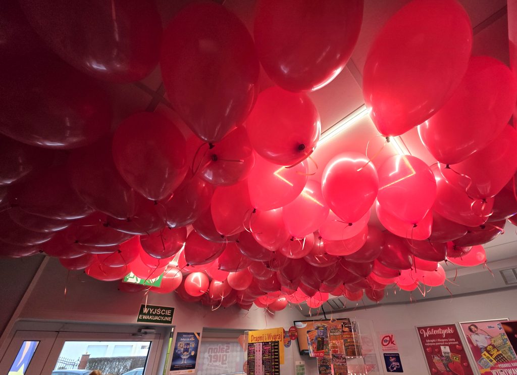 Walentynkowe dekoracje w kolekturach Lotto