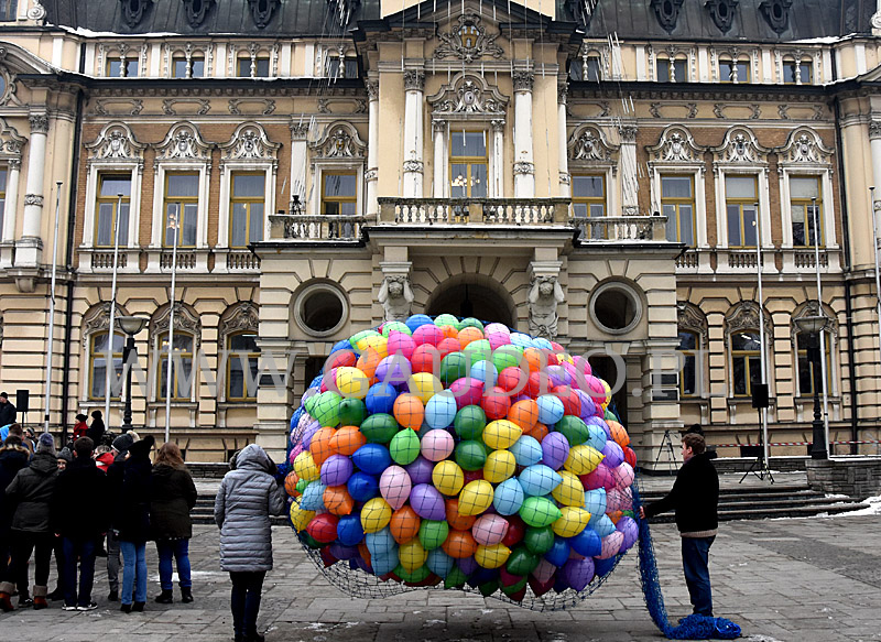 Wypuszczanie balonów z helem na studniówkowym Polonezie w Nowym Sączu