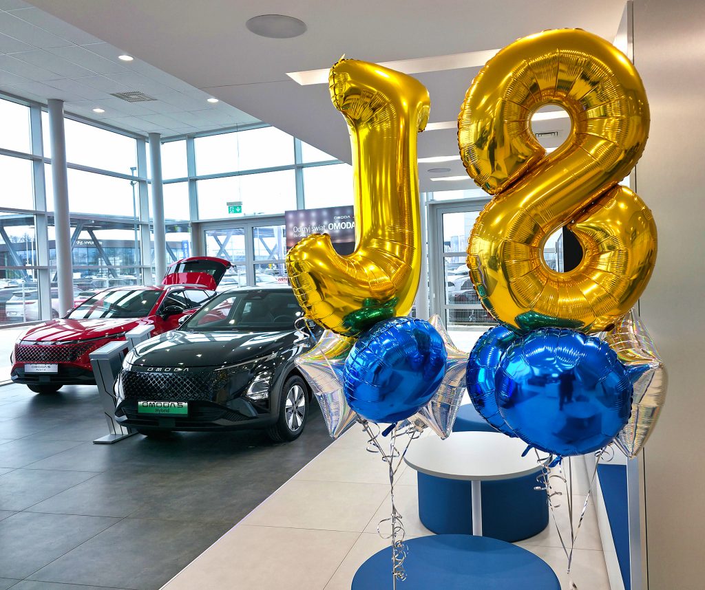 Balony z helem z dostawą do salonu samochodowego Omoda