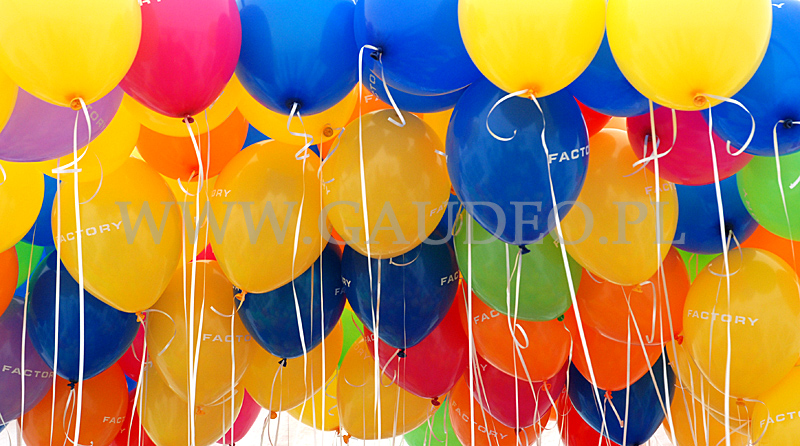 Balony zrzucane do basenu na imprezie Outletu Factory w Krakowie