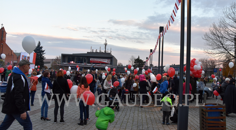 Wypuszczanie balonów z helem na obchodach Święta Niepodległości w Chrzanowie