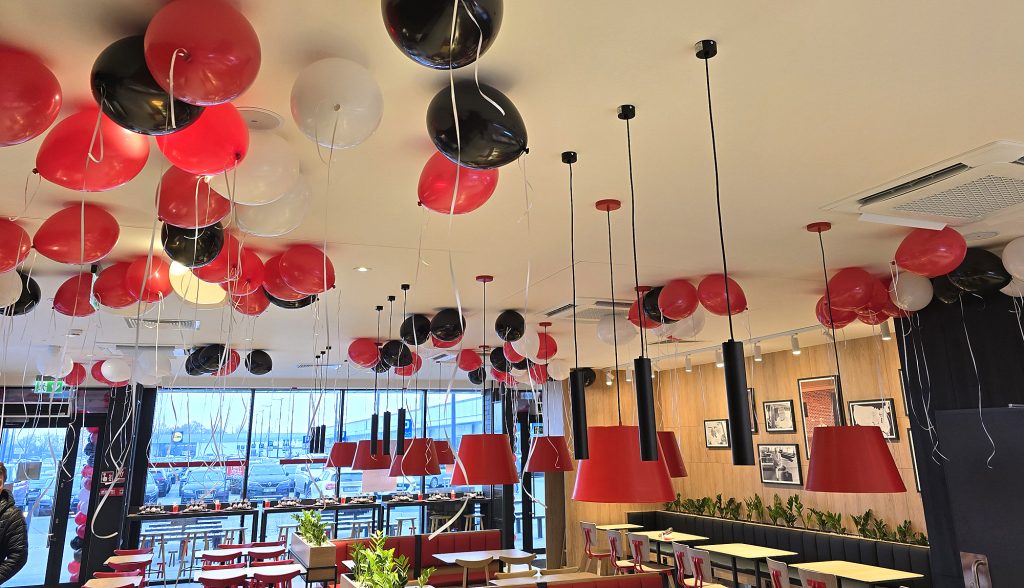 Dekoracje z balonów na otwarcie restauracji KFC w Garwolinie