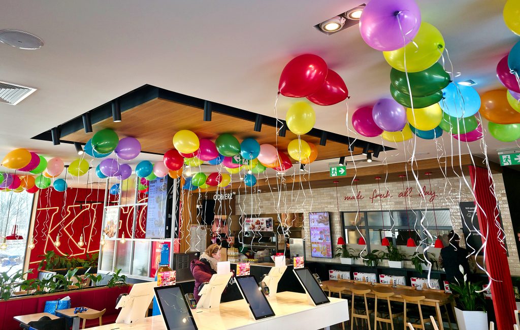 Dekoracja z balonów na otwarcie restauracji KFC w Wadowicach