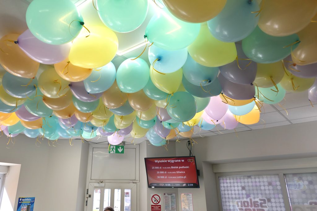 Wiosenne balony z helem w salonikach Lotto w Legnicy i Różyńcu