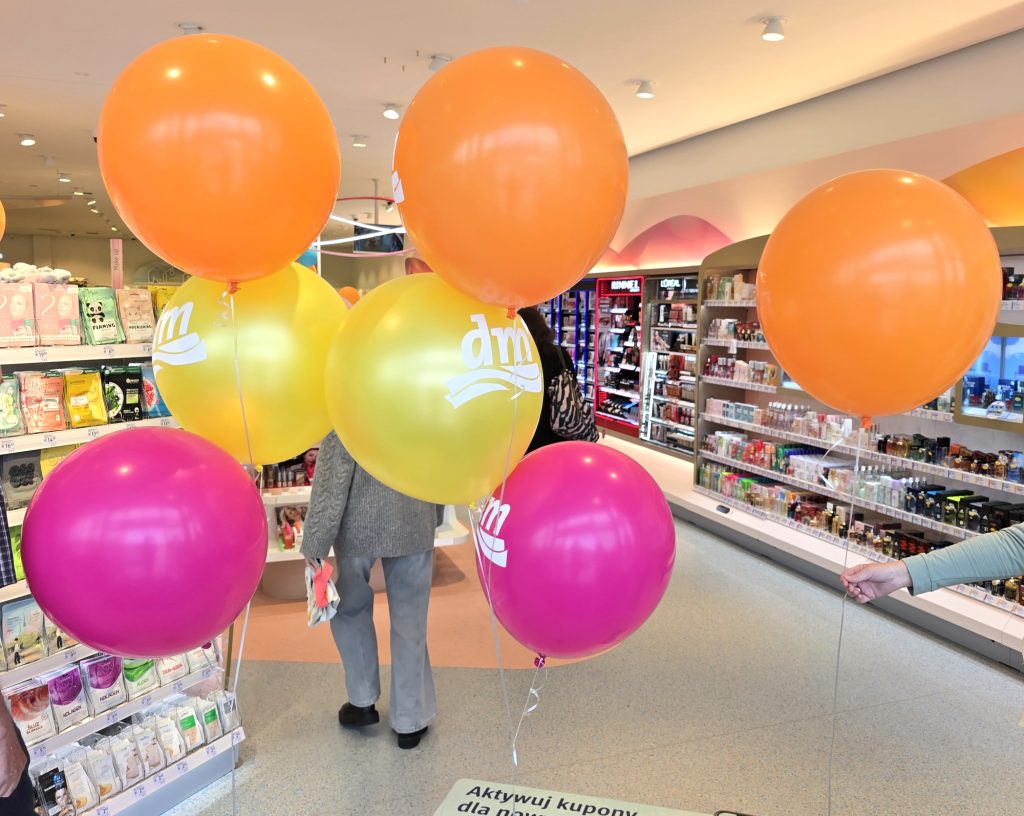 Balony olbrzymy z nadrukiem i helem w drogeriach DM