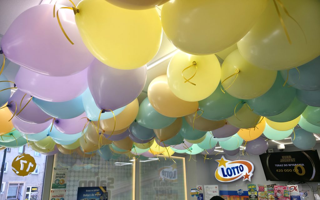 Kolejny dzień akcji z balonami helowymi dla saloników Lotto