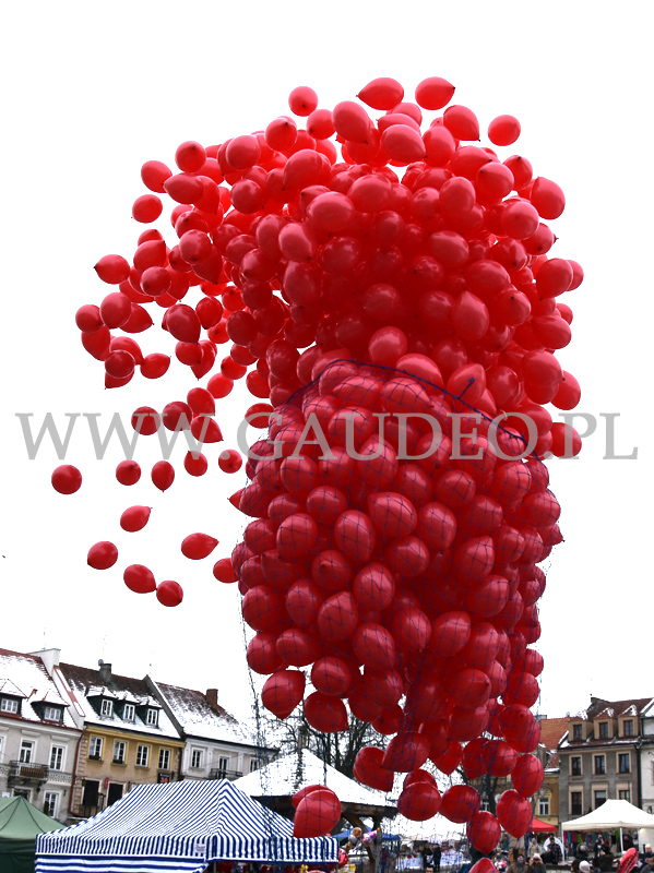 1000 balonów z helem nad Rynkiem w Sandomierzu