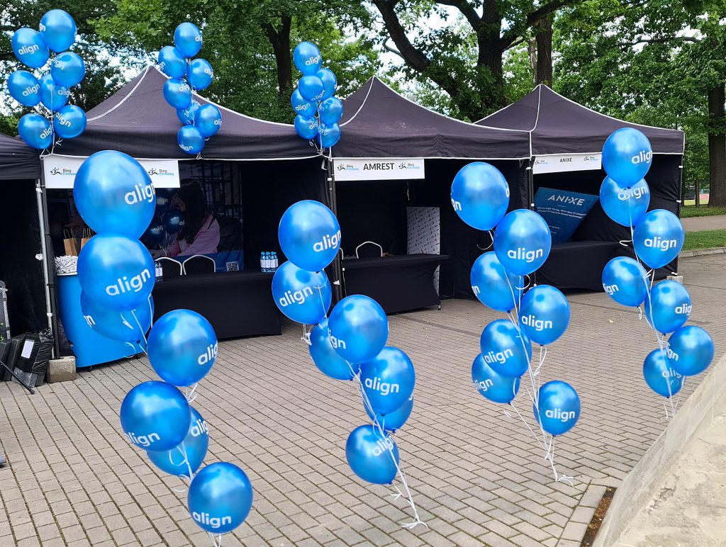 Balony z logo napełnione helem na terenie Stadionu Olimpijskiego we Wrocławiu
