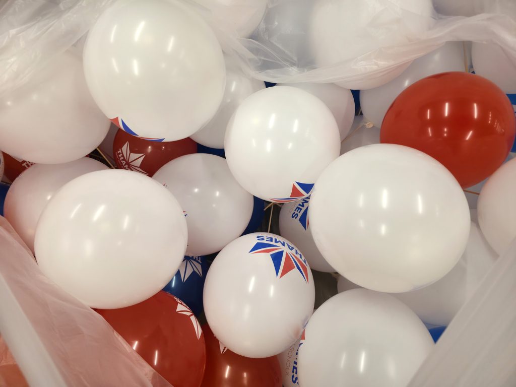 Dekoracje z balonów na rozpoczęcie roku szkolnego w Thames British School