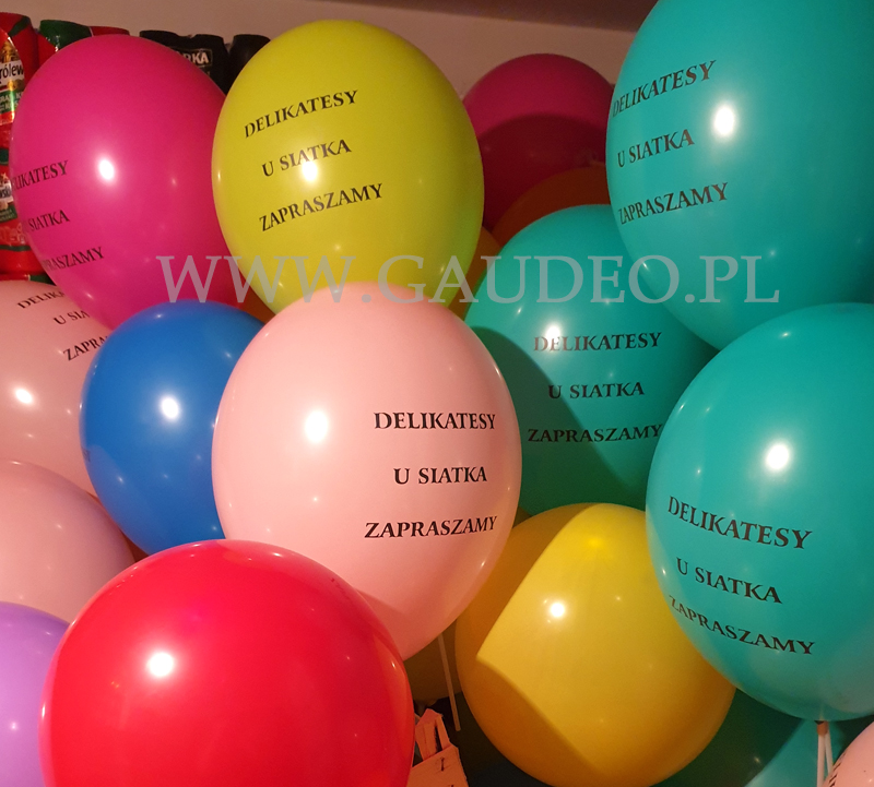Kolorowy łuk balonowy z okazji otwarcia sklepu spożywczego na warszawskim Ursusie