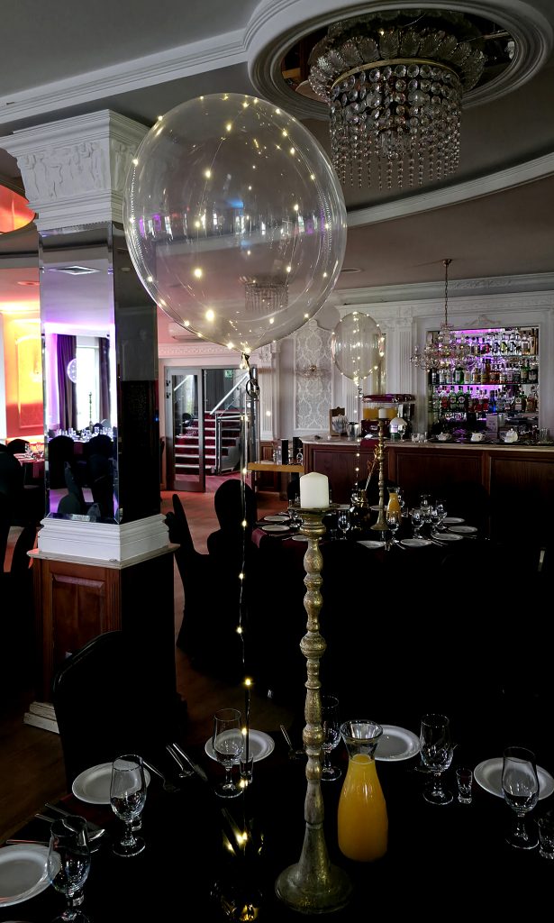 Eleganckie balony z helem i światełkami na urodziny