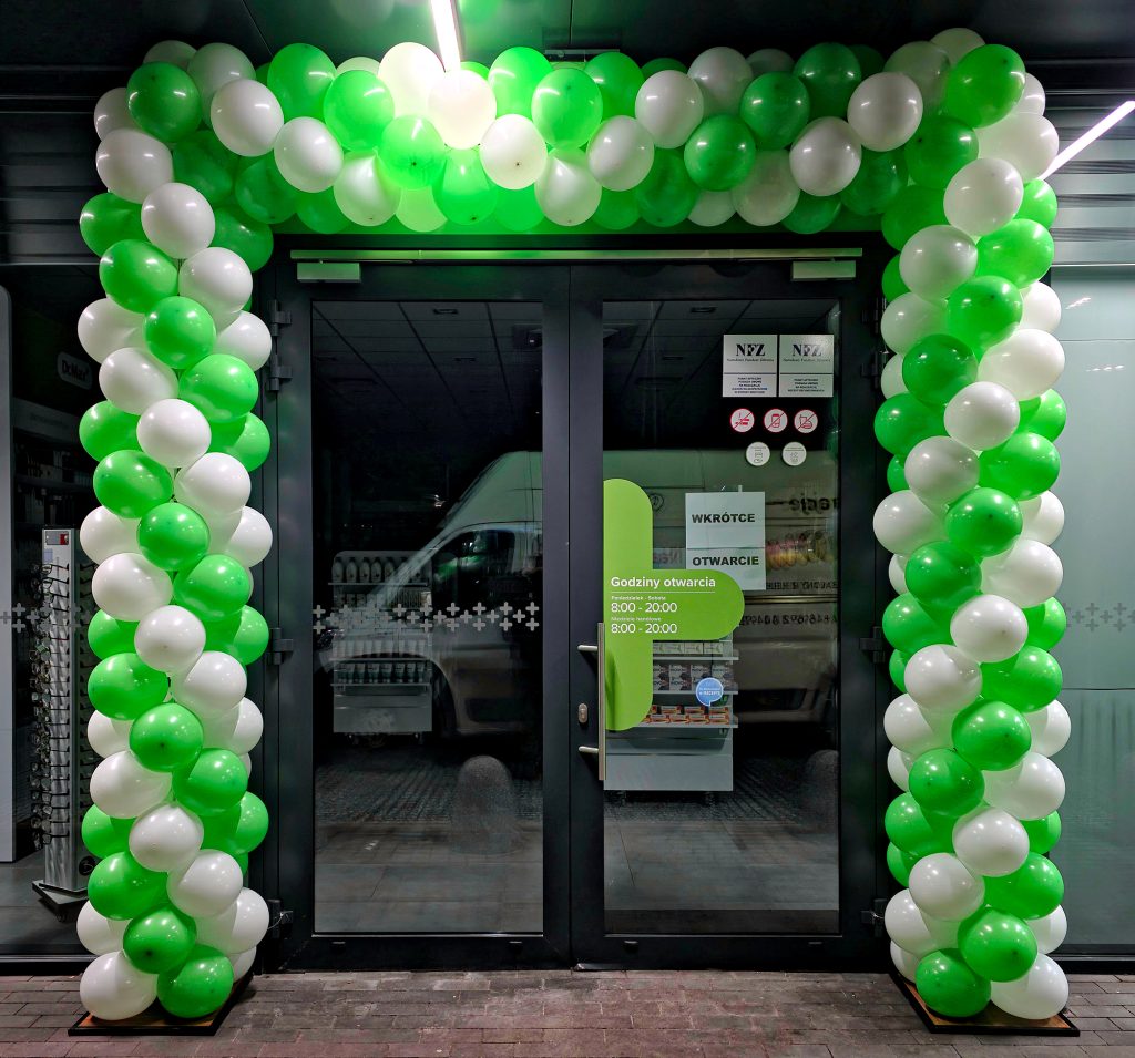 Brama z balonów na otwarcie Punktu Aptecznego w Łanach
