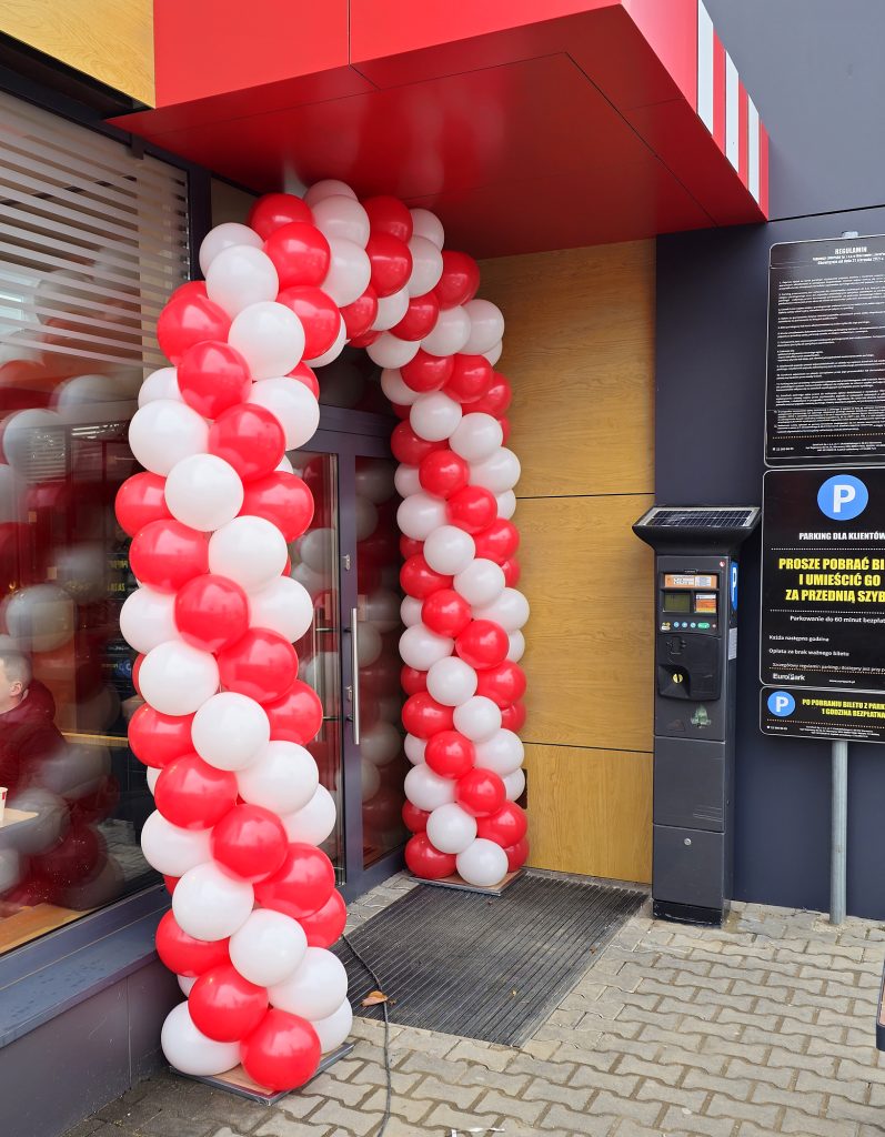 Brama z balonów na otwarcie restauracji KFC we Wrocławiu