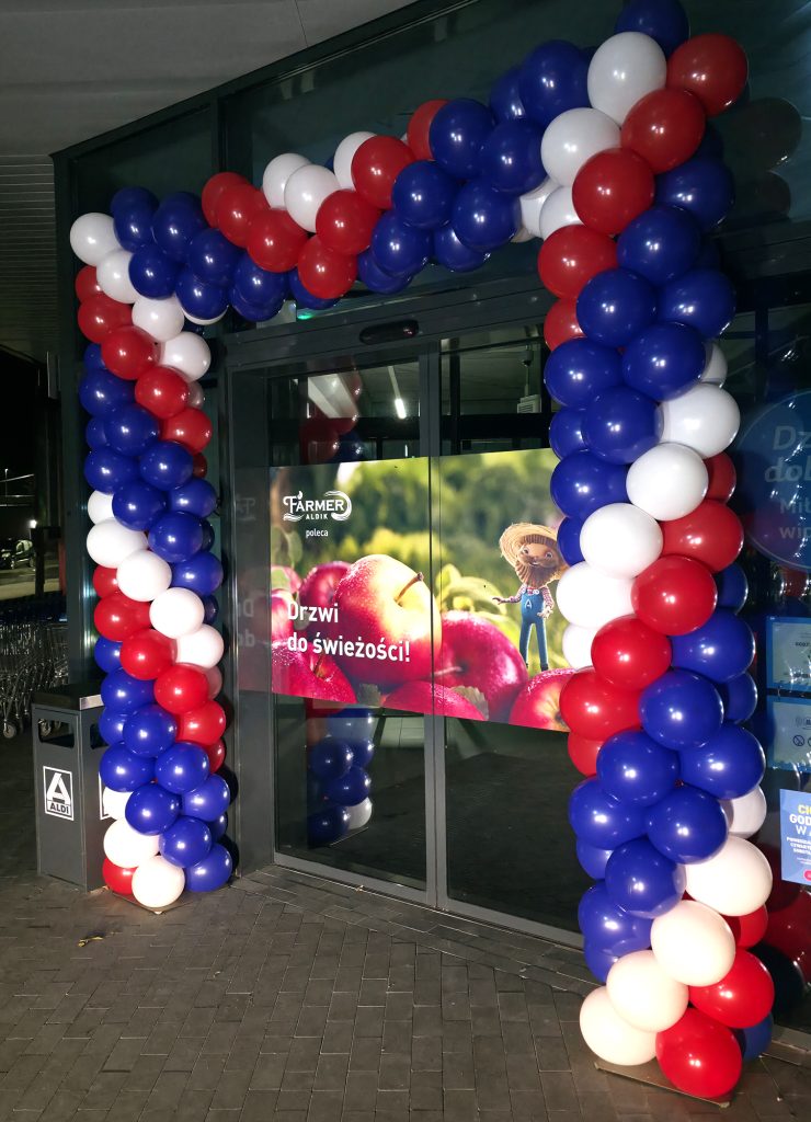 Brama z balonów na otwarcie marketu Aldi w Sycowie